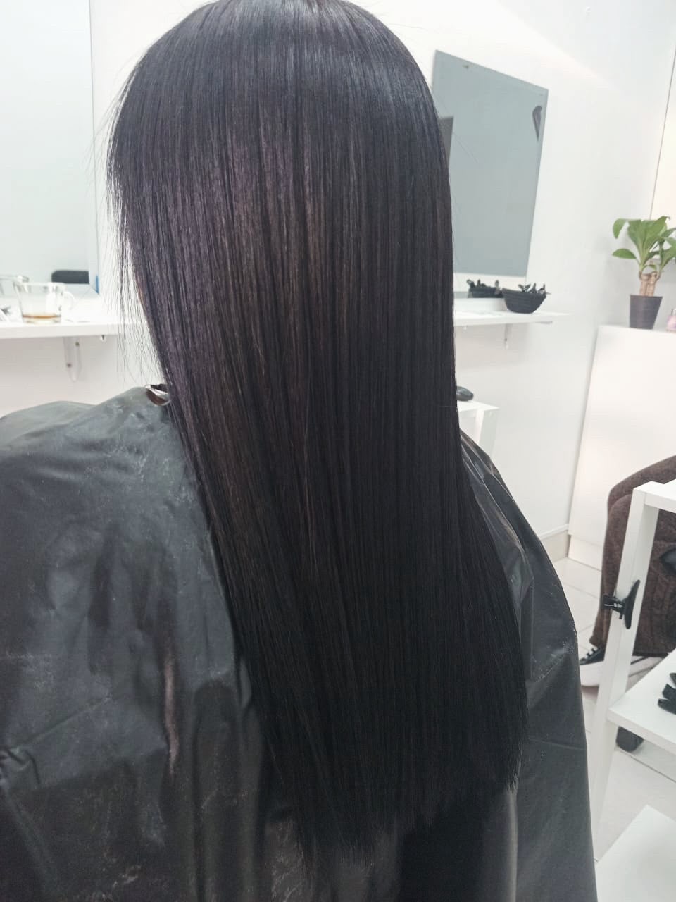 Queratina sobre cabello oscuro con efecto espejo
