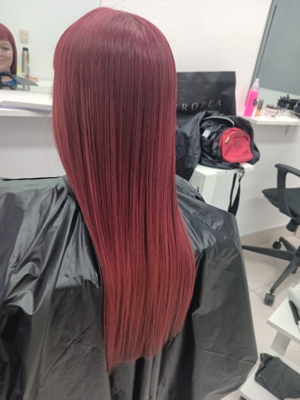 Coloración rojo intenso con sellado de brillo