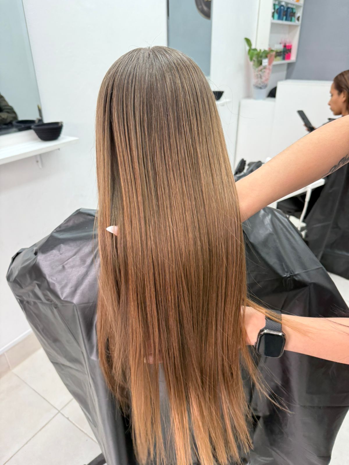 Cabello castaño con balayage y tratamiento de brillo