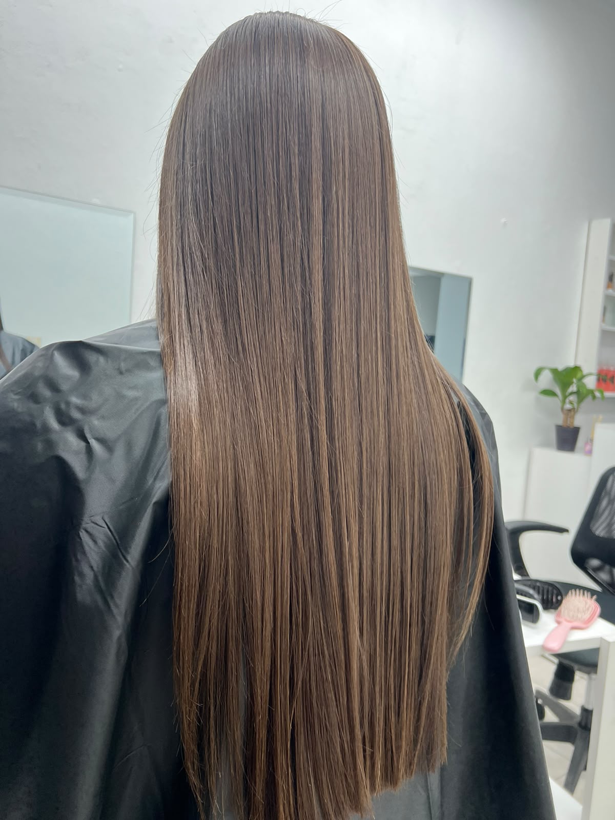Resultado de alisado y nutrición en cabello castaño largo